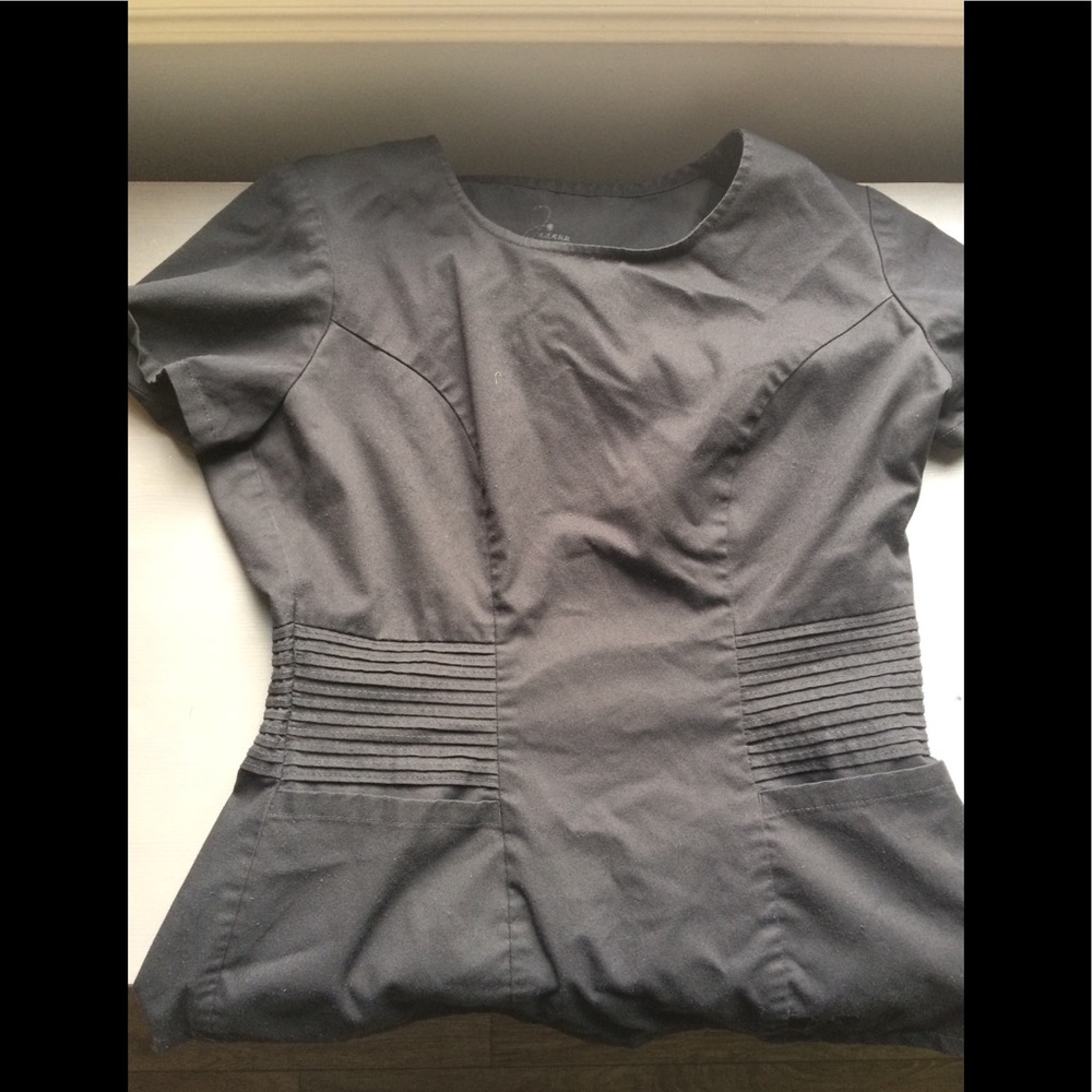 Jaanuu pintuck scrub top XS